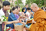มมส ทำบุญตักบาตรเนื่องในวันสงกรานต์ ประจำปี 2558