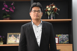 รองอธิการบดีฝ่ายวิจัย นโยบายและวางแผน  แสดงความยินดีกับดุษฏีบัณฑิต มหาบัณฑิต และบัณฑิต ประจำปีการศึกษา 2557-2558