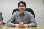 รองอธิการบดีฝ่ายอำนวยการ  แสดงความยินดีกับดุษฏีบัณฑิต มหาบัณฑิต และบัณฑิต ประจำปีการศึกษา 2557-2558
