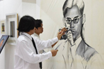 อาจารย์และนิสิตทัศนศิลป์ มมส วาดภาพในหลวงน้อมรำลึกในพระมหากรุณาธิคุณ