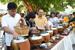 มมส ทำบุญตักบาตรพระสงฆ์ เนื่องในวันสงกรานต์เสริมสิริมงคล