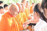 นิสิตใหม่ มมส นับหมื่นคน พร้อมใจทำบุญตักบาตรถวายเป็นพระราชกุศลฯ