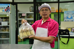 อาจารย์ มมส ปิ๊งไอเดีย ข้าวเหนียวหมูย่าง สเตอริไลซ์ ช่วยผู้ประสบภัยน้ำท่วม 